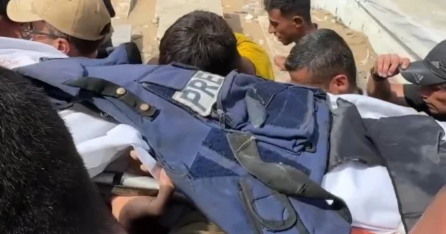 İşgalciler tarafından çadırları hedef alınan Gazzeli gazeteciler defnedildi VİDEO İZLE