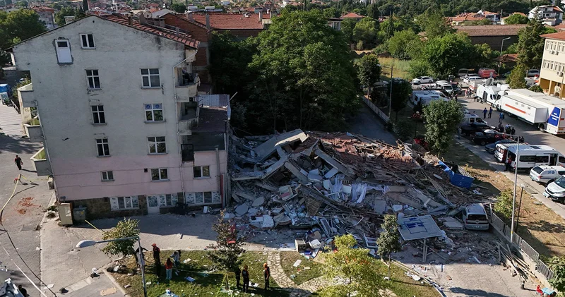 Balıkesir depremi, akıllara aynı soruyu getirdi: Altında iş yeri olan binalarda risk daha mı yüksek?