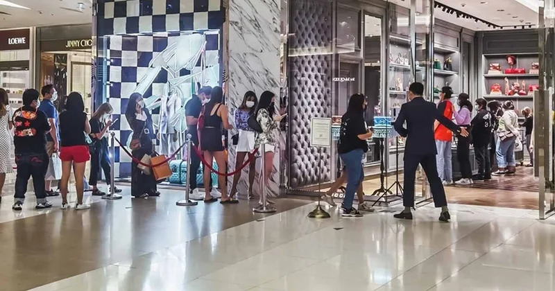 İngilizler akın akın Avrupa ya gidiyor, nedeni yüksek topuklu, kırmızı tabanlı bu ayakkabı... Sözcü Gazetesi