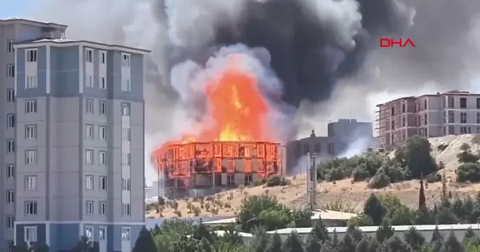 Son dakika Bina ateş topuna döndü! Alevler bahçelere de sıçradı: Kahramanmaraş ta OGM ye ait lojmanda korkutan yangın