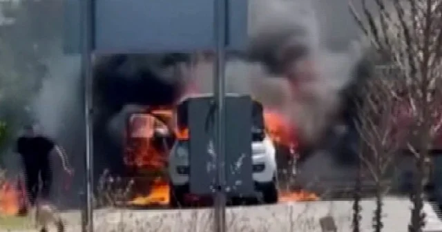 Sakarya da alev topuna dönen araç kullanılamaz hale geldi VİDEO İZLE