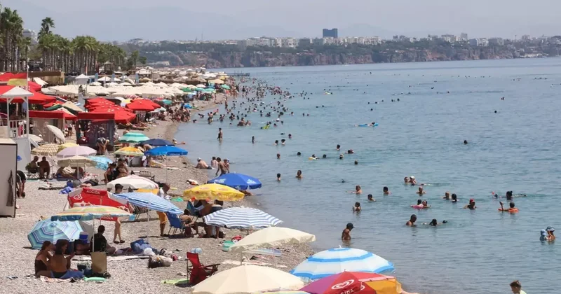 Antalya nın deniz suyu sıcaklığı 33 dereceyle İstanbul ve Ankara nın sıcak havasını geride bıraktı