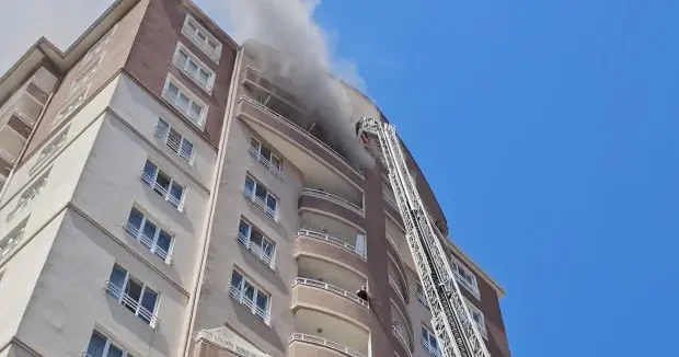 Kayseri haberleri Kayseri de 14 katlı binada yangın! Mahsur kalanlar kurtarılmaya çalışılıyor 11 Ağustos 2025