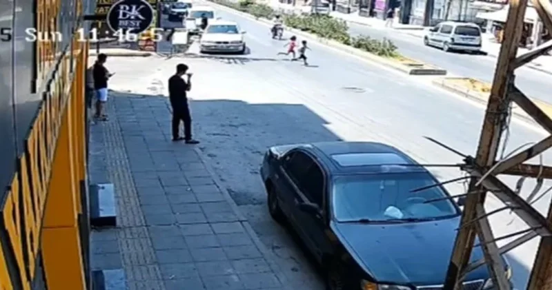 Mersin’de yolun karşısına geçmek isteyen iki kardeşe motosiklet çarptı! 1 ölü