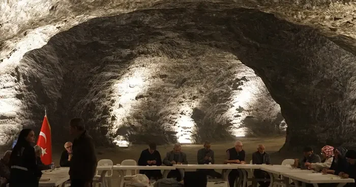 Hititlerden kalma mağarada nefes aldıran terapi: KOAH ve astım hastaları yerin 150 metre altında tarihi tuz mağarasında şifa buluyor...