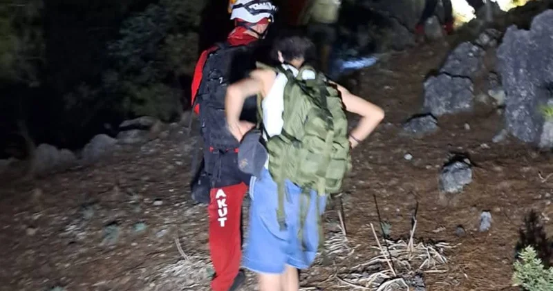 Doğa fotoğrafı çekmek için çıktıkları Alanya Kalesi nde mahsur kaldılar
