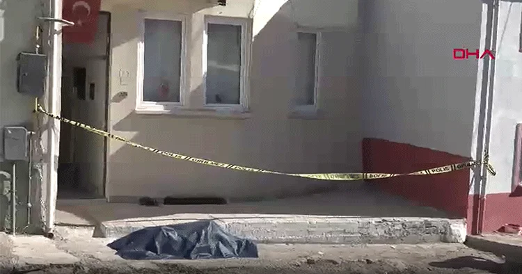 Eskişehir de yaşayan Şükrü Akkaya evinin önünde ölü bulundu