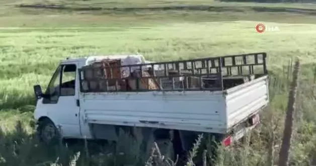 Arı kovanı taşıyan kamyonet devrildi! Binlerce arı ekiplere zor anlar yaşattı....
