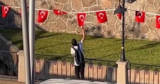Çankırı da bir çocuk rüzgarda ters dönen Türk bayraklarını düzeltti VİDEO İZLE