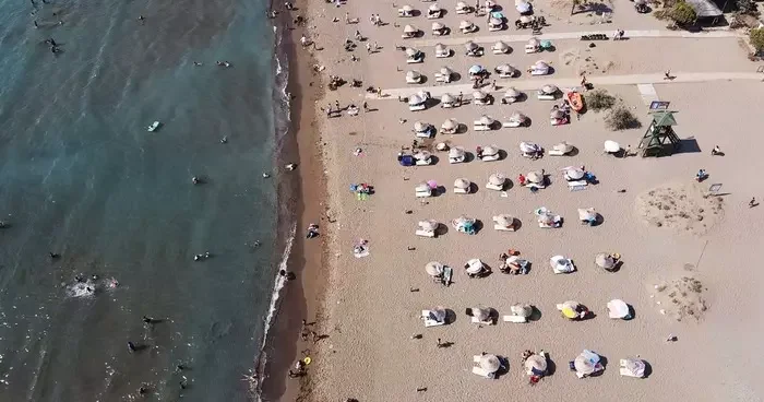Muğla da sıcaktan bunalanlar sahillerde yoğunluk oluşturdu