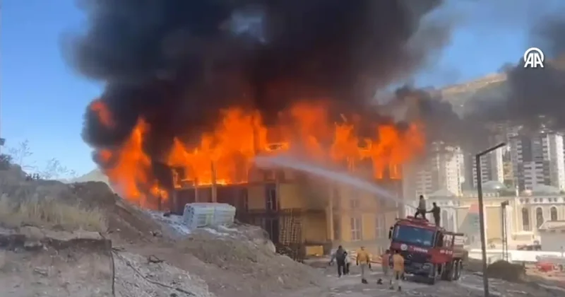 Kahramanmaraş ta lojman inşaatında yangın