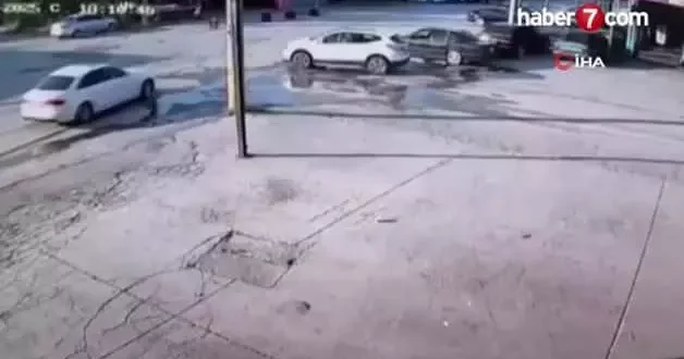 Aceleci çırak motosiklet ile iki araca çarpıp durabildi