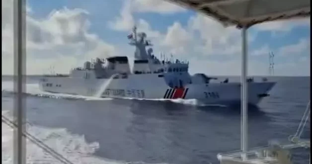 Çin donanması gemileri denizde çarpıştı!