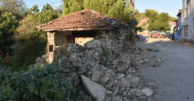 Sındırgı da 6.1 lik depremde yıkılan ve hasar gören binalar havadan görüntülendi Balıkesir Haberleri