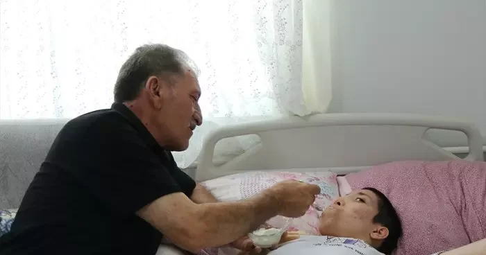 Ağır engelli kızına hem babalık hem annelik yapıyor