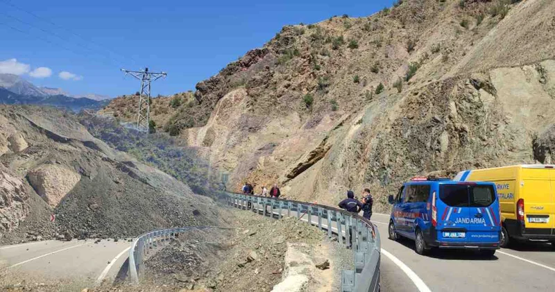 Artvin’deki heyelan kameralara böyle yansıdı!