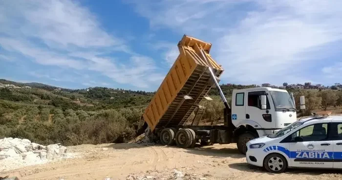 Kuşadası nda kaçak moloz döken kamyon sürücüsü suçüstü yakalandı
