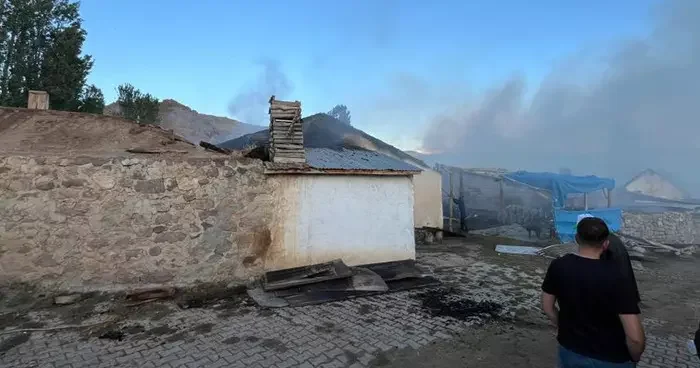 Narman da korkutan yangın: 3 evin çatısı kül oldu