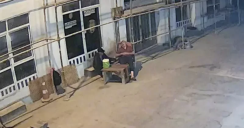 Sandalyede uyuyakalan bekçinin cep telefonunu çaldı