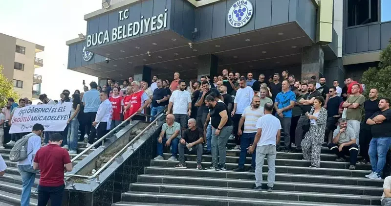 Buca da maaş alamadıkları gerekçesiyle belediye binasını işgal eden işçilerin eylemi sürüyor