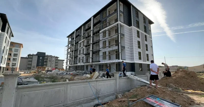 Boya yaparken inşaatın 4. katından düştü