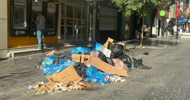 İzmir Karşıyaka da grev kararı sonrası sokaklarda çöp yığınları oluştu İzmir Haberleri