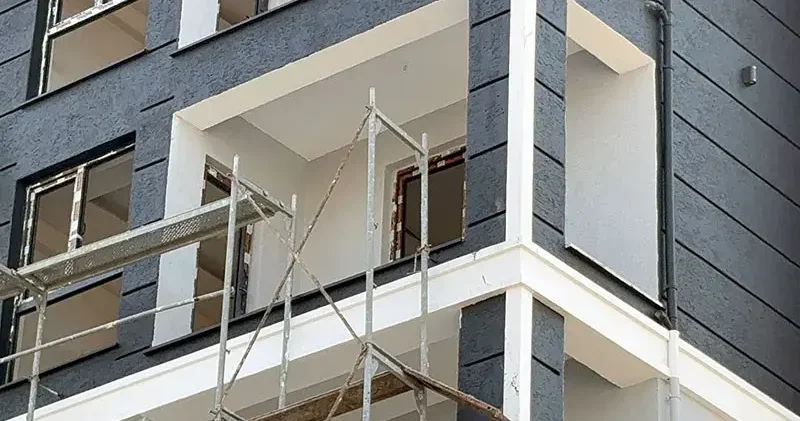 İnşaatta boya yapan işçi, 4 üncü kattan düşüp öldü
