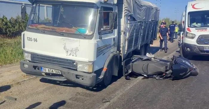 Kırmızı ışıkta feci kaza: Motosiklet sürücüsü baba öldü, 14 yaşındaki oğlu ağır yaralı