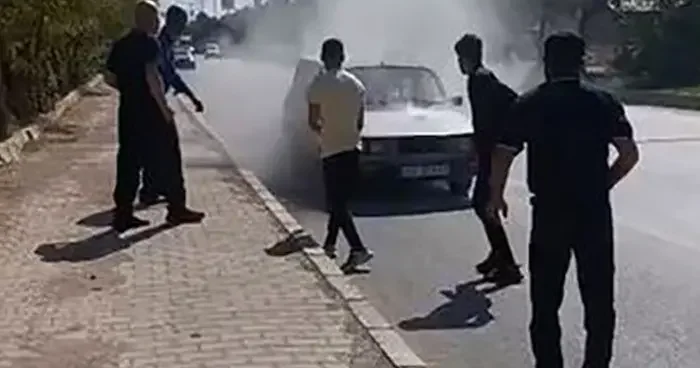 Muş ta yanan otomobile beton mikseriyle müdahale