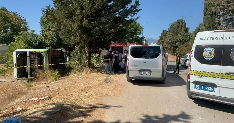 Antalya da halk otobüsü devrildi: Şoför hayatını kaybetti