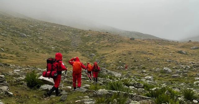 Zirve tırmanışında kaybolan 2 turist için arama çalışması başlatıldı (2) Rize Haberleri