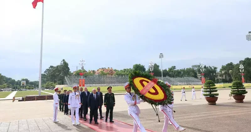 Bakan Güler, Vietnam da askeri törenle karşılandı