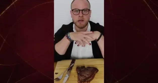 7 yıl sonra ilk kez et yiyen vagan fenomenin o anları kısa sürede viral oldu