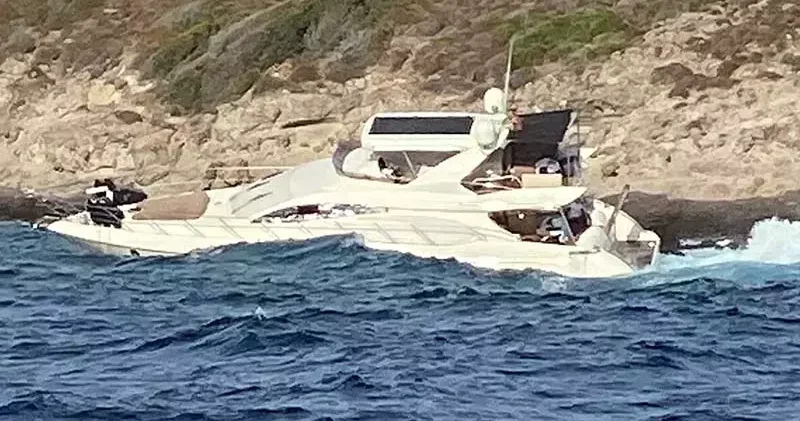 Bodrum’da sürüklenen motoryat, kayalıklara çarptı