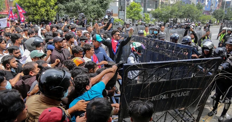 Nepal de protestoculardan cezaevlerine baskın: 15 binden fazla mahkum kaçtı
