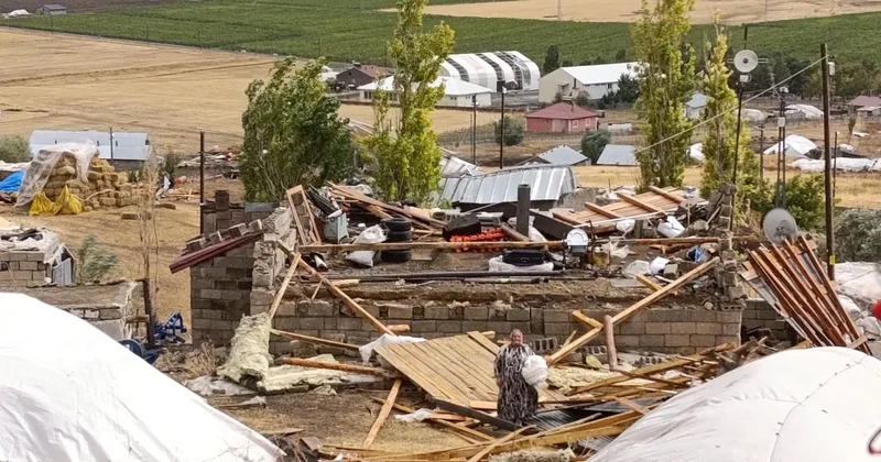 Fırtına onlarca ev ve ahırın çatısını uçurdu Sözcü Gazetesi