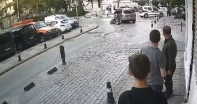 Motosikletin önce çocuğa, ardından hafif ticari araca çarptığı kaza kamerada; 2 yaralı
