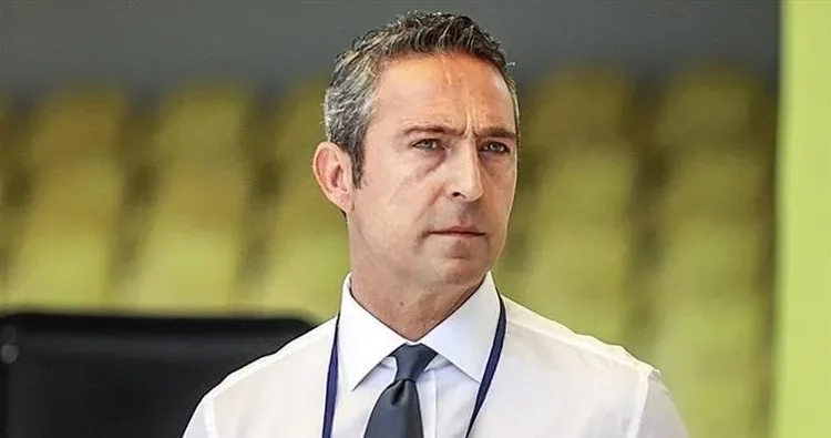 Ali Koç, konuşma yaparken yere düştü