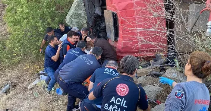 Yangına giden itfaiye aracı şarampole yuvarlandı: 2 itfaiye eri yaralı