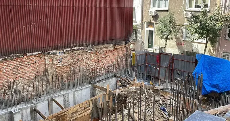 Beyoğlu nda inşaatta göçük; beline kadar toprağa gömülen işçiyi arkadaşları kurtardı