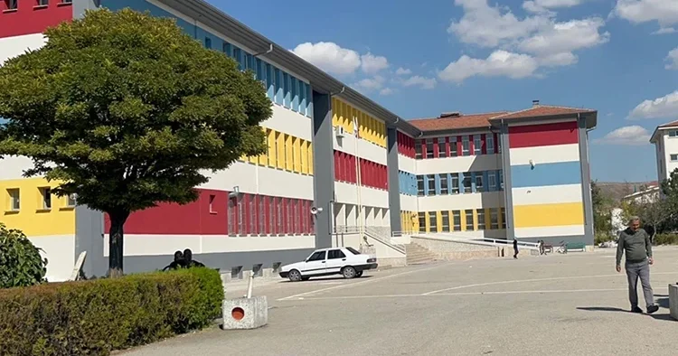 Okul bahçesinde müdüre darp