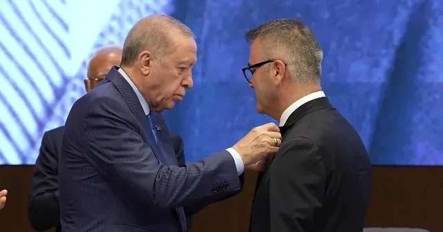 Cumhurbaşkanı Erdoğan AK Parti ye geçen belediye başkanlarına rozetlerini taktı VİDEO İZLE