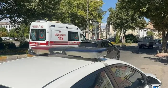 Elazığ da yayaya çarpan motosiklet devrildi: 2 yaralı