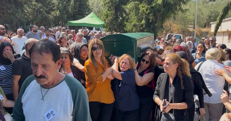 Evli olduğu erkek ve babası tarafından 5 yaşındaki kızının önünde katledilen Başak ın tabutunu kadınlar sırtlandı