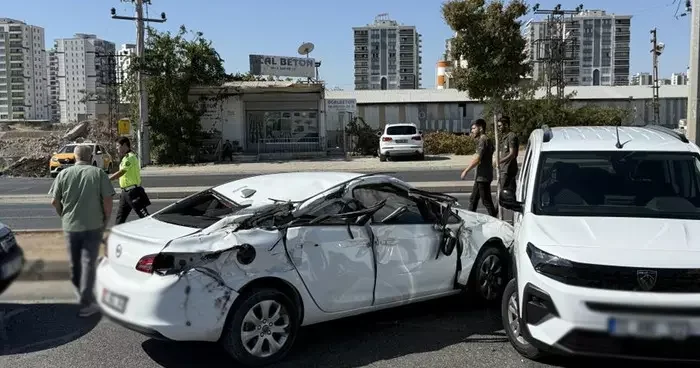Diyarbakır’da asfalt paleti otomobile çarptı