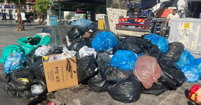 İzmir de sokaklar yine çöp yığınlarıyla doldu