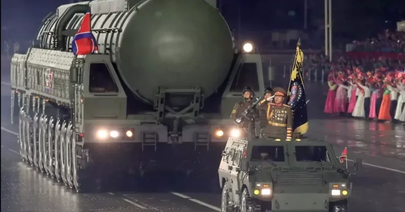 Kim Jong un, tarihin en güçlü nükleer silahını tanıttı
