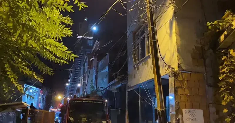 Şişli’de 3 katlı binanın çatısında yangın