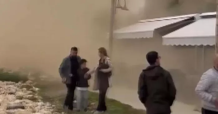 Yer: Silivri! Faciadan dönüldü: Kopan kaya parçaları çay bahçesine düştü