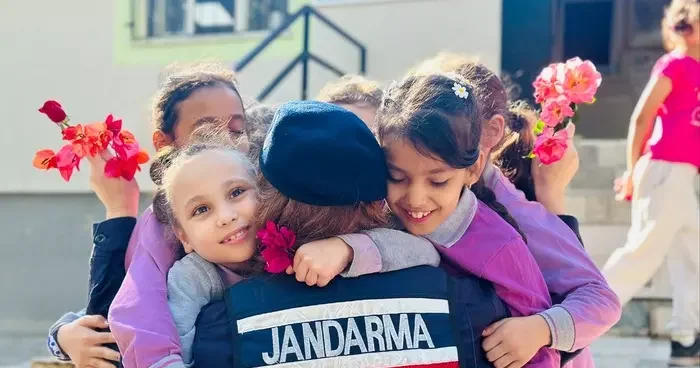 Jandarma kız çocuklarını unutmadı